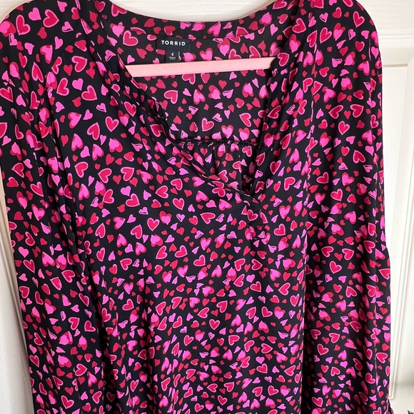 Torrid Heart Patterned Shirt size 4X - Picture 2 of 3